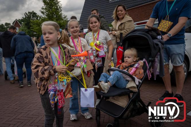 Feestelijke slotavond Avondvierdaagse ’t Harde met muziek, defilé en medailles - &copy; NWVFoto.nl