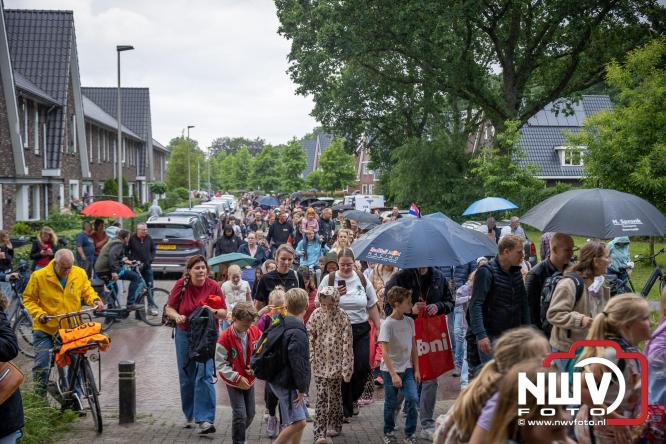 Feestelijke slotavond Avondvierdaagse ’t Harde met muziek, defilé en medailles - &copy; NWVFoto.nl