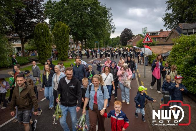 Feestelijke slotavond Avondvierdaagse ’t Harde met muziek, defilé en medailles - &copy; NWVFoto.nl