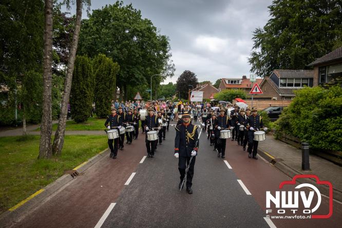 Feestelijke slotavond Avondvierdaagse ’t Harde met muziek, defilé en medailles - &copy; NWVFoto.nl