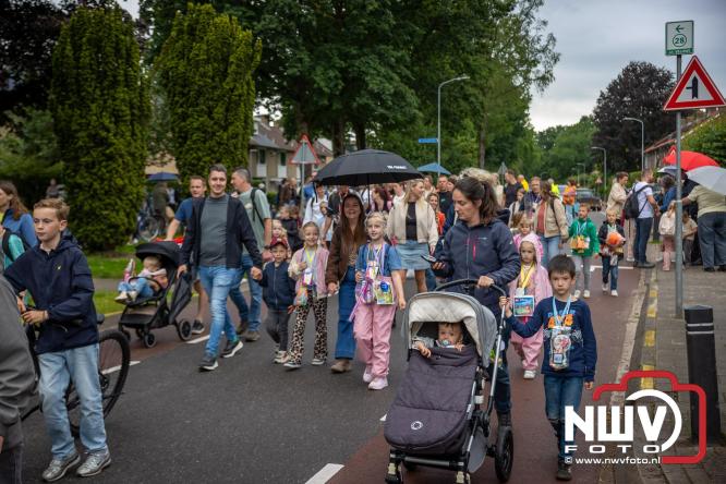 Feestelijke slotavond Avondvierdaagse ’t Harde met muziek, defilé en medailles - &copy; NWVFoto.nl