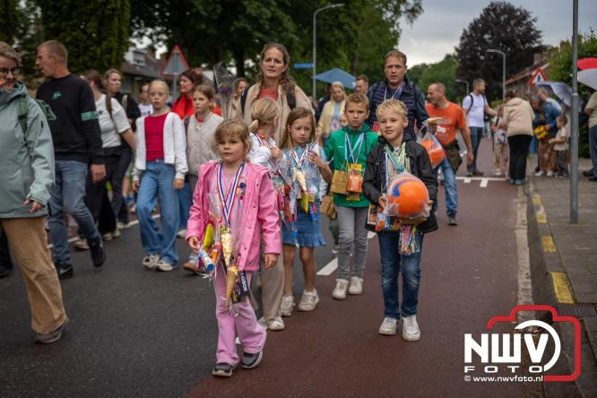 Feestelijke slotavond Avondvierdaagse ’t Harde met muziek, defilé en medailles - &copy; NWVFoto.nl