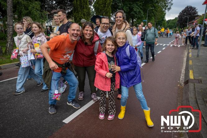 Feestelijke slotavond Avondvierdaagse ’t Harde met muziek, defilé en medailles - &copy; NWVFoto.nl