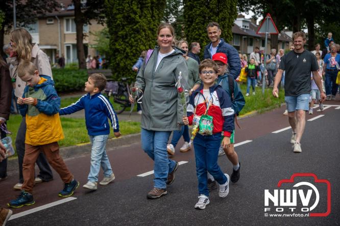 Feestelijke slotavond Avondvierdaagse ’t Harde met muziek, defilé en medailles - &copy; NWVFoto.nl