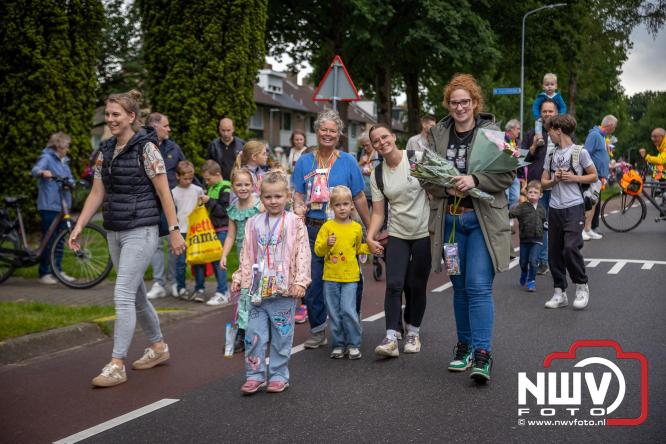 Feestelijke slotavond Avondvierdaagse ’t Harde met muziek, defilé en medailles - &copy; NWVFoto.nl