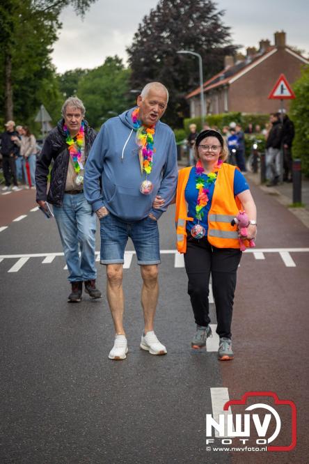 Feestelijke slotavond Avondvierdaagse ’t Harde met muziek, defilé en medailles - &copy; NWVFoto.nl