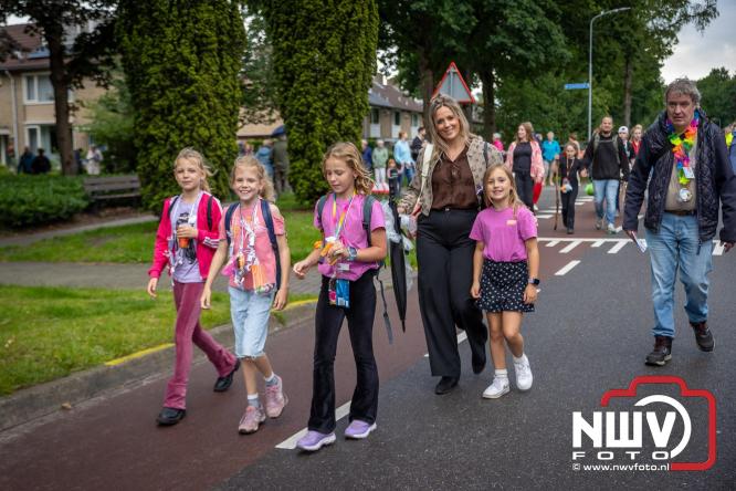 Feestelijke slotavond Avondvierdaagse ’t Harde met muziek, defilé en medailles - &copy; NWVFoto.nl