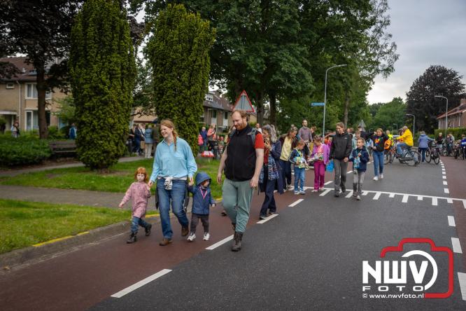Feestelijke slotavond Avondvierdaagse ’t Harde met muziek, defilé en medailles - &copy; NWVFoto.nl