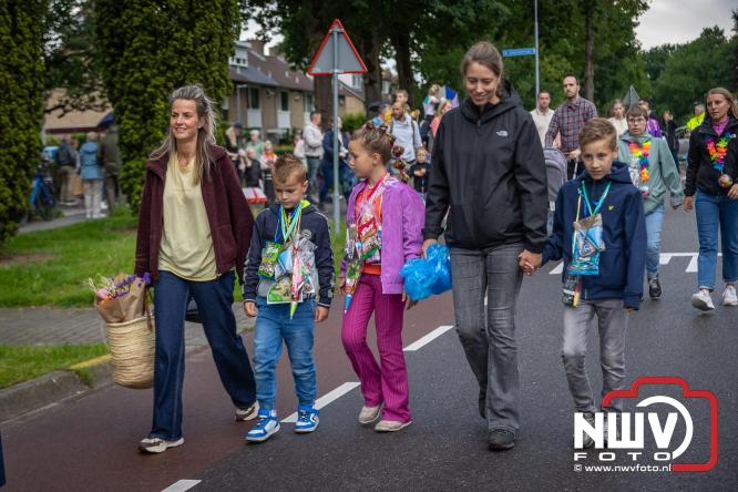 Feestelijke slotavond Avondvierdaagse ’t Harde met muziek, defilé en medailles - &copy; NWVFoto.nl