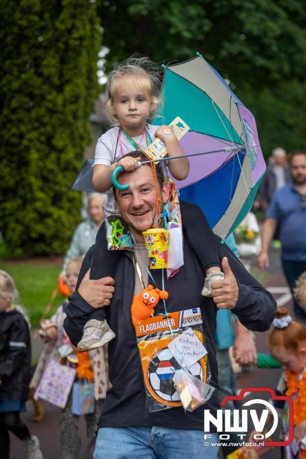 Feestelijke slotavond Avondvierdaagse ’t Harde met muziek, defilé en medailles - &copy; NWVFoto.nl