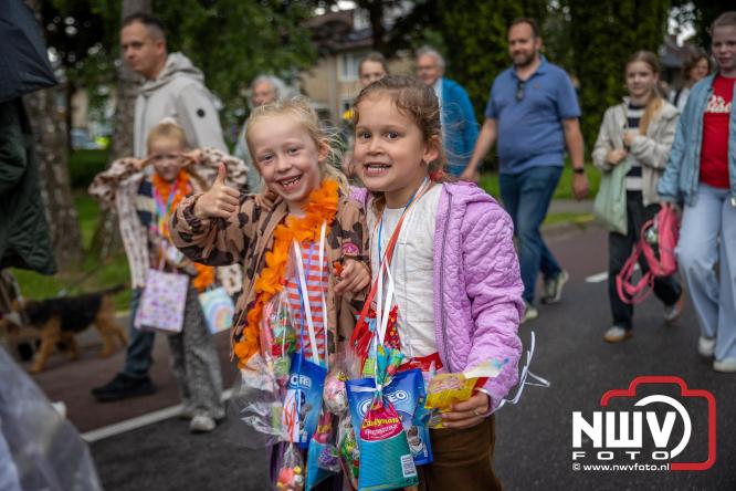 Feestelijke slotavond Avondvierdaagse ’t Harde met muziek, defilé en medailles - &copy; NWVFoto.nl