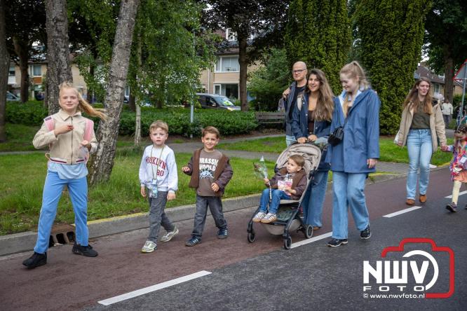 Feestelijke slotavond Avondvierdaagse ’t Harde met muziek, defilé en medailles - &copy; NWVFoto.nl