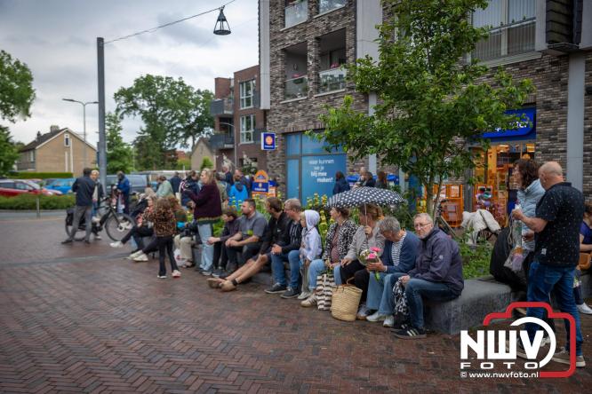 Feestelijke slotavond Avondvierdaagse ’t Harde met muziek, defilé en medailles - &copy; NWVFoto.nl