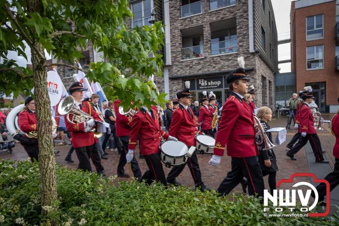 Feestelijke slotavond Avondvierdaagse ’t Harde met muziek, defilé en medailles - &copy; NWVFoto.nl