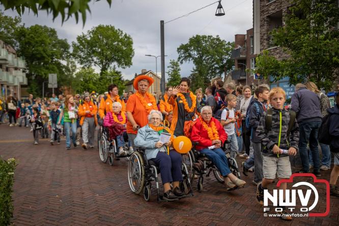 Feestelijke slotavond Avondvierdaagse ’t Harde met muziek, defilé en medailles - &copy; NWVFoto.nl