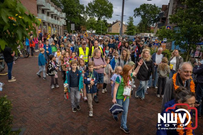Feestelijke slotavond Avondvierdaagse ’t Harde met muziek, defilé en medailles - &copy; NWVFoto.nl