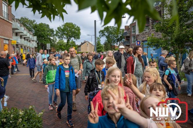 Feestelijke slotavond Avondvierdaagse ’t Harde met muziek, defilé en medailles - &copy; NWVFoto.nl