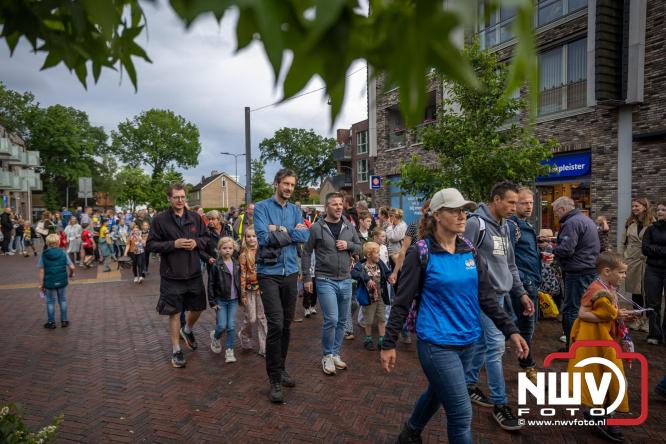 Feestelijke slotavond Avondvierdaagse ’t Harde met muziek, defilé en medailles - &copy; NWVFoto.nl