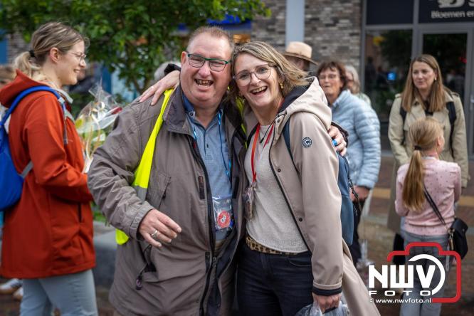 Feestelijke slotavond Avondvierdaagse ’t Harde met muziek, defilé en medailles - &copy; NWVFoto.nl