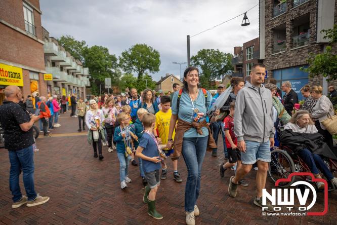 Feestelijke slotavond Avondvierdaagse ’t Harde met muziek, defilé en medailles - &copy; NWVFoto.nl