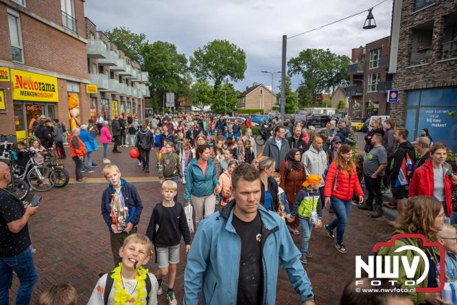 Feestelijke slotavond Avondvierdaagse ’t Harde met muziek, defilé en medailles - &copy; NWVFoto.nl