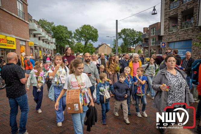 Feestelijke slotavond Avondvierdaagse ’t Harde met muziek, defilé en medailles - &copy; NWVFoto.nl