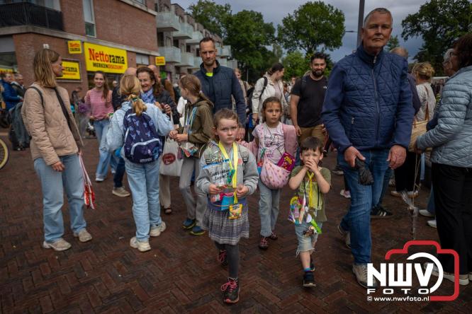 Feestelijke slotavond Avondvierdaagse ’t Harde met muziek, defilé en medailles - &copy; NWVFoto.nl