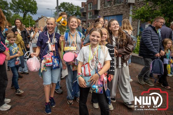 Feestelijke slotavond Avondvierdaagse ’t Harde met muziek, defilé en medailles - &copy; NWVFoto.nl