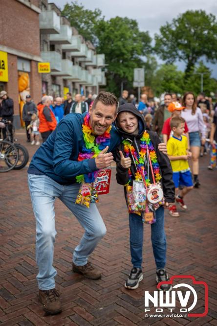 Feestelijke slotavond Avondvierdaagse ’t Harde met muziek, defilé en medailles - &copy; NWVFoto.nl