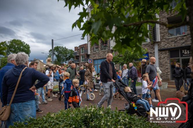 Feestelijke slotavond Avondvierdaagse ’t Harde met muziek, defilé en medailles - &copy; NWVFoto.nl
