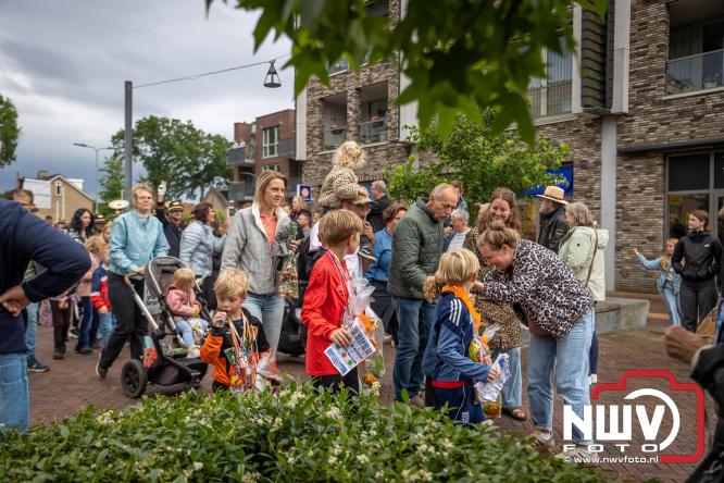 Feestelijke slotavond Avondvierdaagse ’t Harde met muziek, defilé en medailles - &copy; NWVFoto.nl