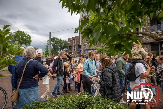 Feestelijke slotavond Avondvierdaagse ’t Harde met muziek, defilé en medailles - &copy; NWVFoto.nl
