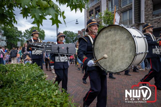 Feestelijke slotavond Avondvierdaagse ’t Harde met muziek, defilé en medailles - &copy; NWVFoto.nl