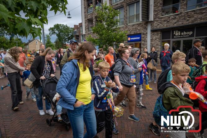 Feestelijke slotavond Avondvierdaagse ’t Harde met muziek, defilé en medailles - &copy; NWVFoto.nl