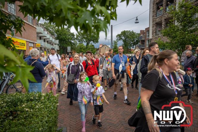 Feestelijke slotavond Avondvierdaagse ’t Harde met muziek, defilé en medailles - &copy; NWVFoto.nl