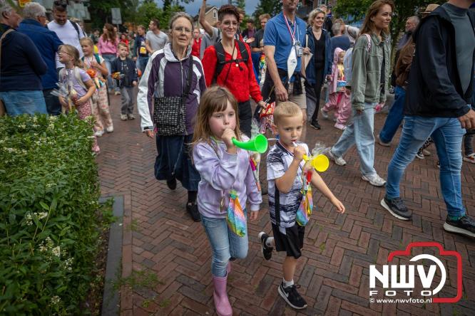 Feestelijke slotavond Avondvierdaagse ’t Harde met muziek, defilé en medailles - &copy; NWVFoto.nl