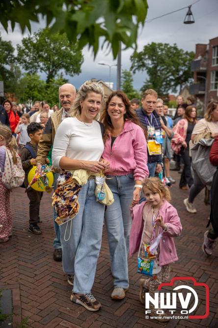 Feestelijke slotavond Avondvierdaagse ’t Harde met muziek, defilé en medailles - &copy; NWVFoto.nl