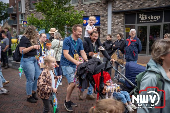 Feestelijke slotavond Avondvierdaagse ’t Harde met muziek, defilé en medailles - &copy; NWVFoto.nl