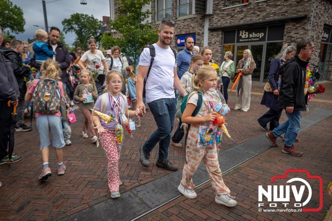 Feestelijke slotavond Avondvierdaagse ’t Harde met muziek, defilé en medailles - &copy; NWVFoto.nl