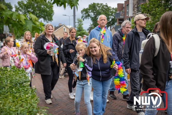 Feestelijke slotavond Avondvierdaagse ’t Harde met muziek, defilé en medailles - &copy; NWVFoto.nl