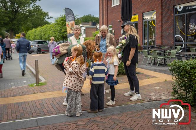 Feestelijke slotavond Avondvierdaagse ’t Harde met muziek, defilé en medailles - &copy; NWVFoto.nl