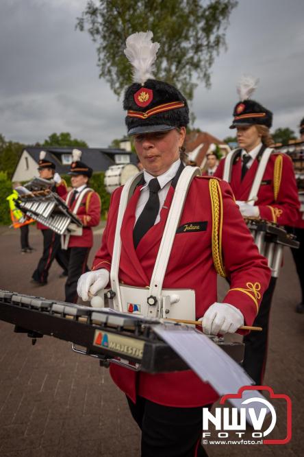 Feestelijke slotavond Avondvierdaagse ’t Harde met muziek, defilé en medailles - &copy; NWVFoto.nl