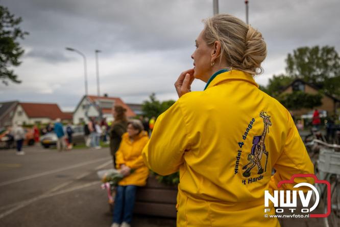 Feestelijke slotavond Avondvierdaagse ’t Harde met muziek, defilé en medailles - &copy; NWVFoto.nl