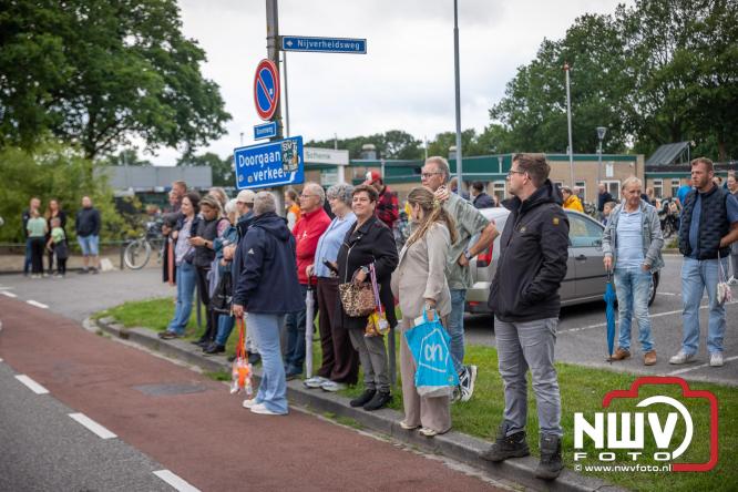 Feestelijke slotavond Avondvierdaagse ’t Harde met muziek, defilé en medailles - &copy; NWVFoto.nl