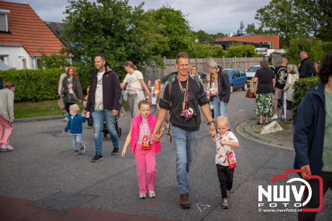 Feestelijke slotavond Avondvierdaagse ’t Harde met muziek, defilé en medailles - &copy; NWVFoto.nl