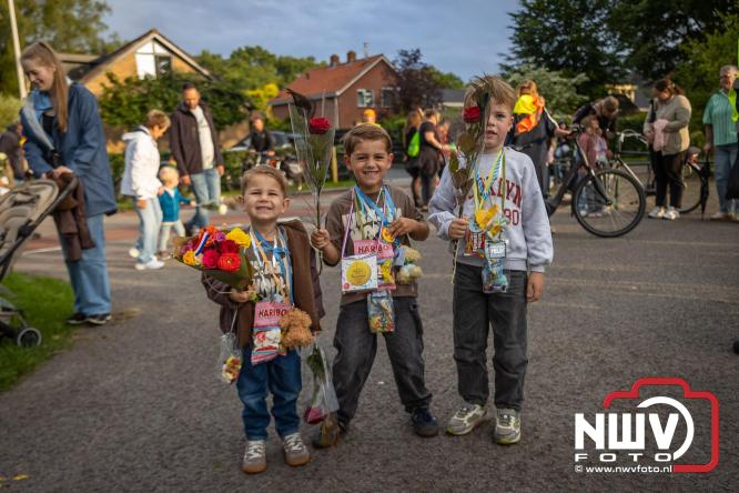 Feestelijke slotavond Avondvierdaagse ’t Harde met muziek, defilé en medailles - &copy; NWVFoto.nl