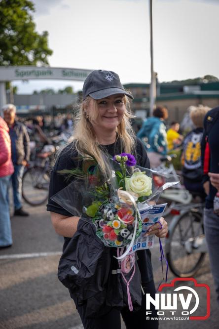 Feestelijke slotavond Avondvierdaagse ’t Harde met muziek, defilé en medailles - &copy; NWVFoto.nl