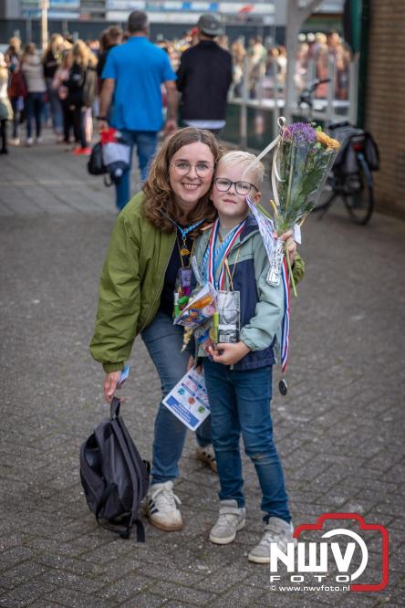 Feestelijke slotavond Avondvierdaagse ’t Harde met muziek, defilé en medailles - &copy; NWVFoto.nl
