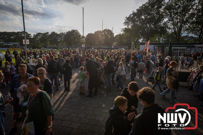 Feestelijke slotavond Avondvierdaagse ’t Harde met muziek, defilé en medailles - &copy; NWVFoto.nl