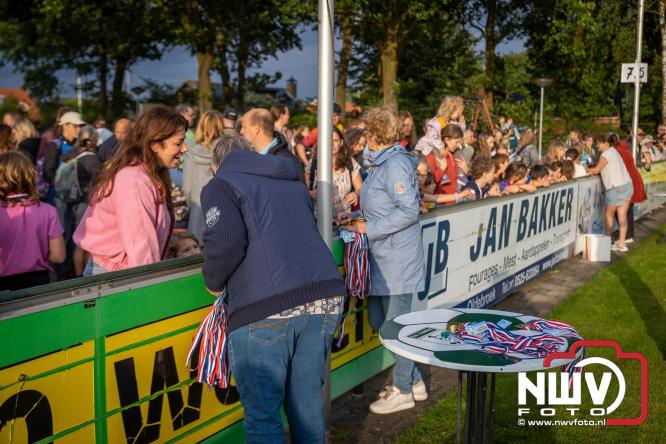Feestelijke slotavond Avondvierdaagse ’t Harde met muziek, defilé en medailles - &copy; NWVFoto.nl